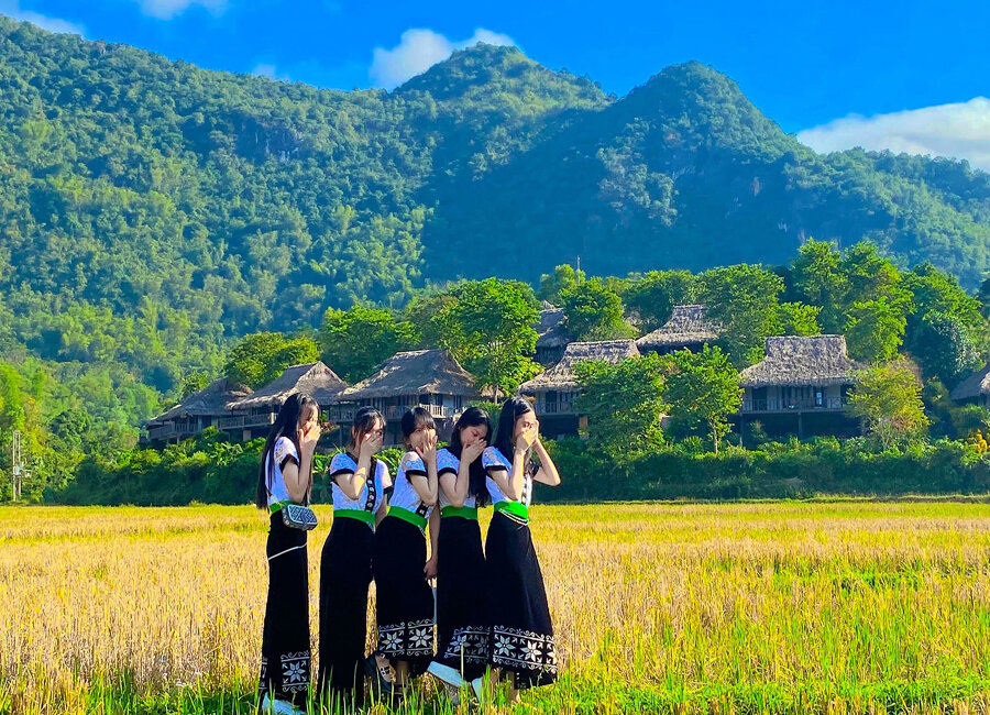Dive into the tranquil charm of Hoa Binh Travel